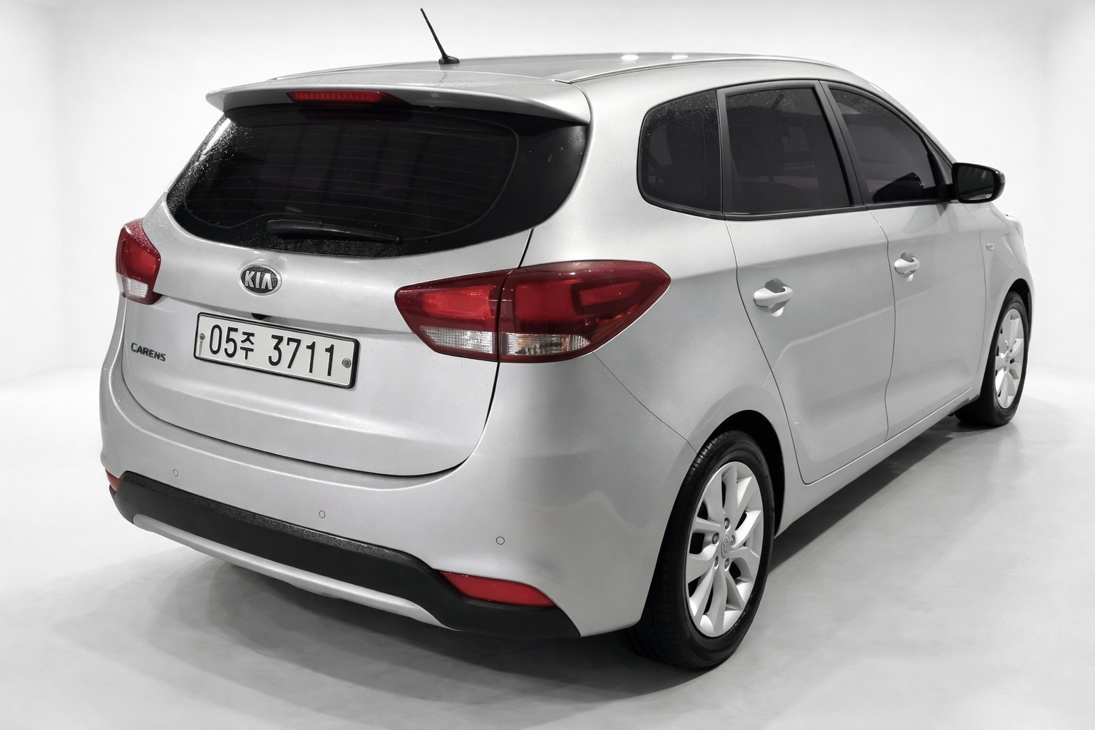 Kia Carens 후면 삼각뷰.png